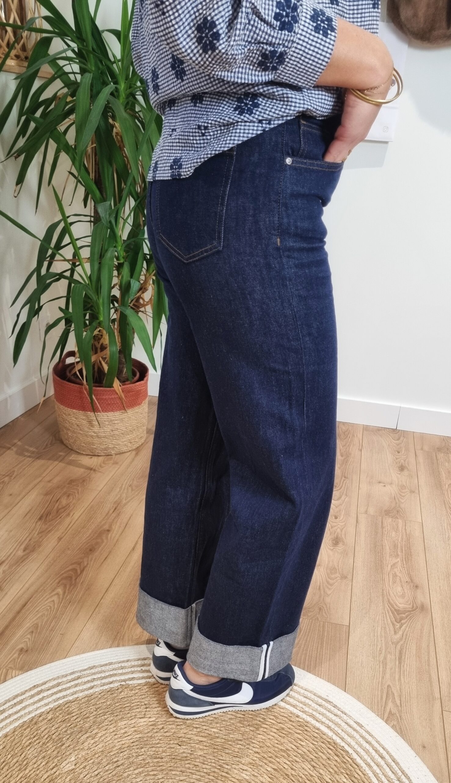 Vue côté du jean brut femme coupe droite