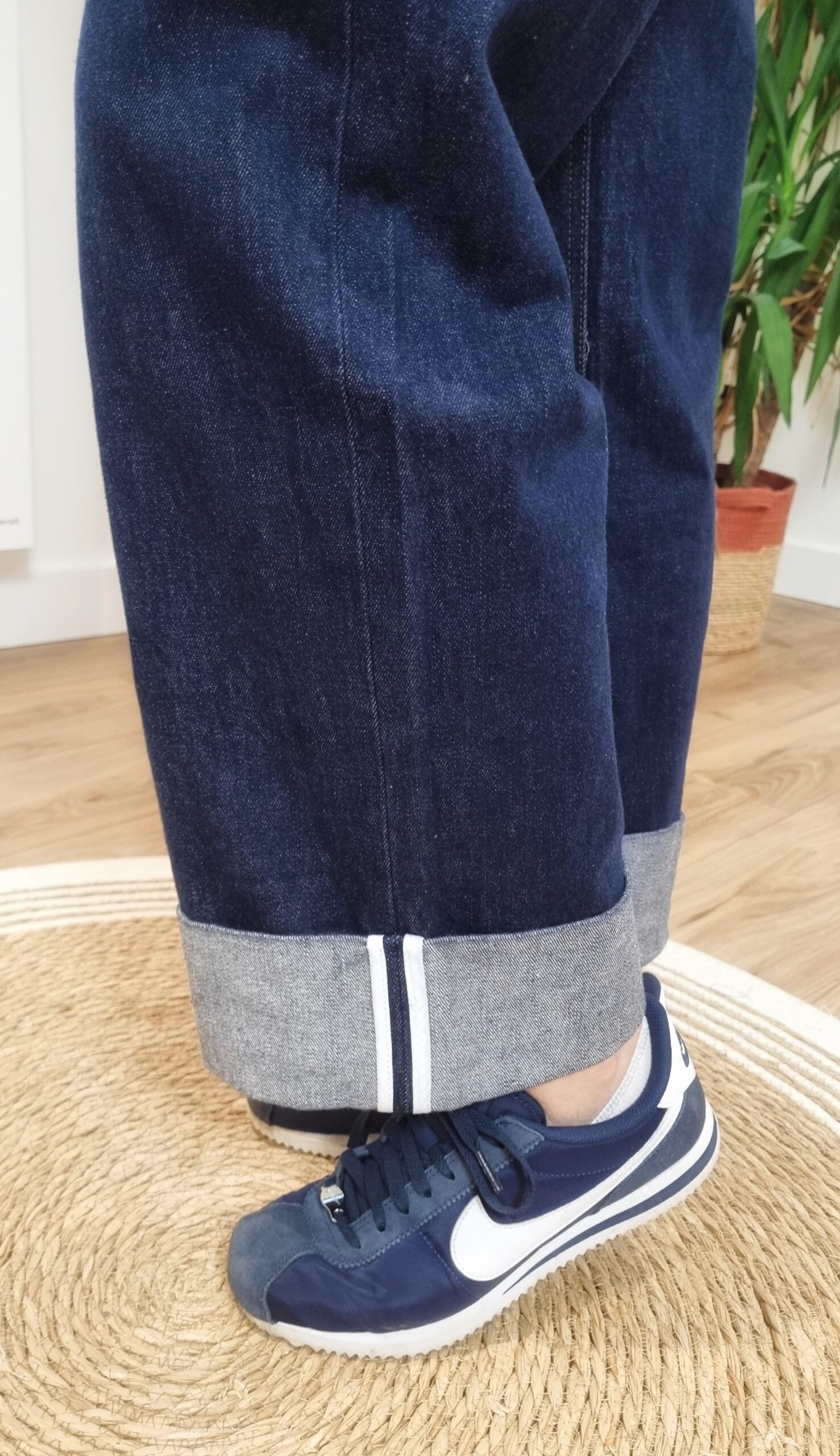 Détail du revers contrasté du jean brut femme