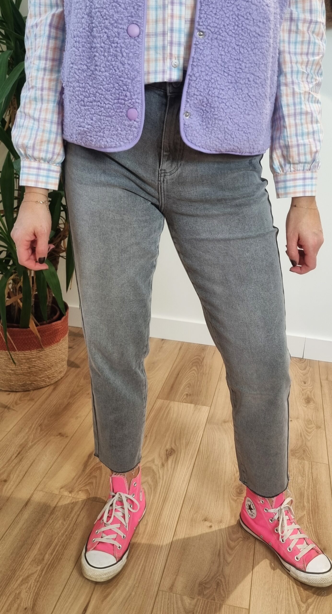 Jean gris femme coupe droite vue de face