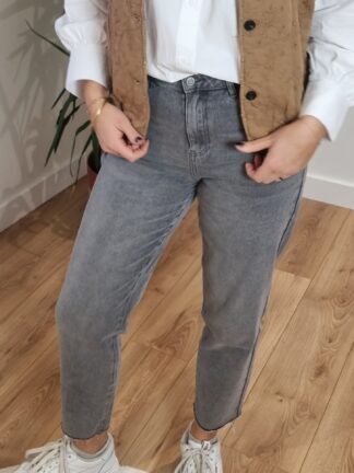 Jean gris femme coupe droite vue de face