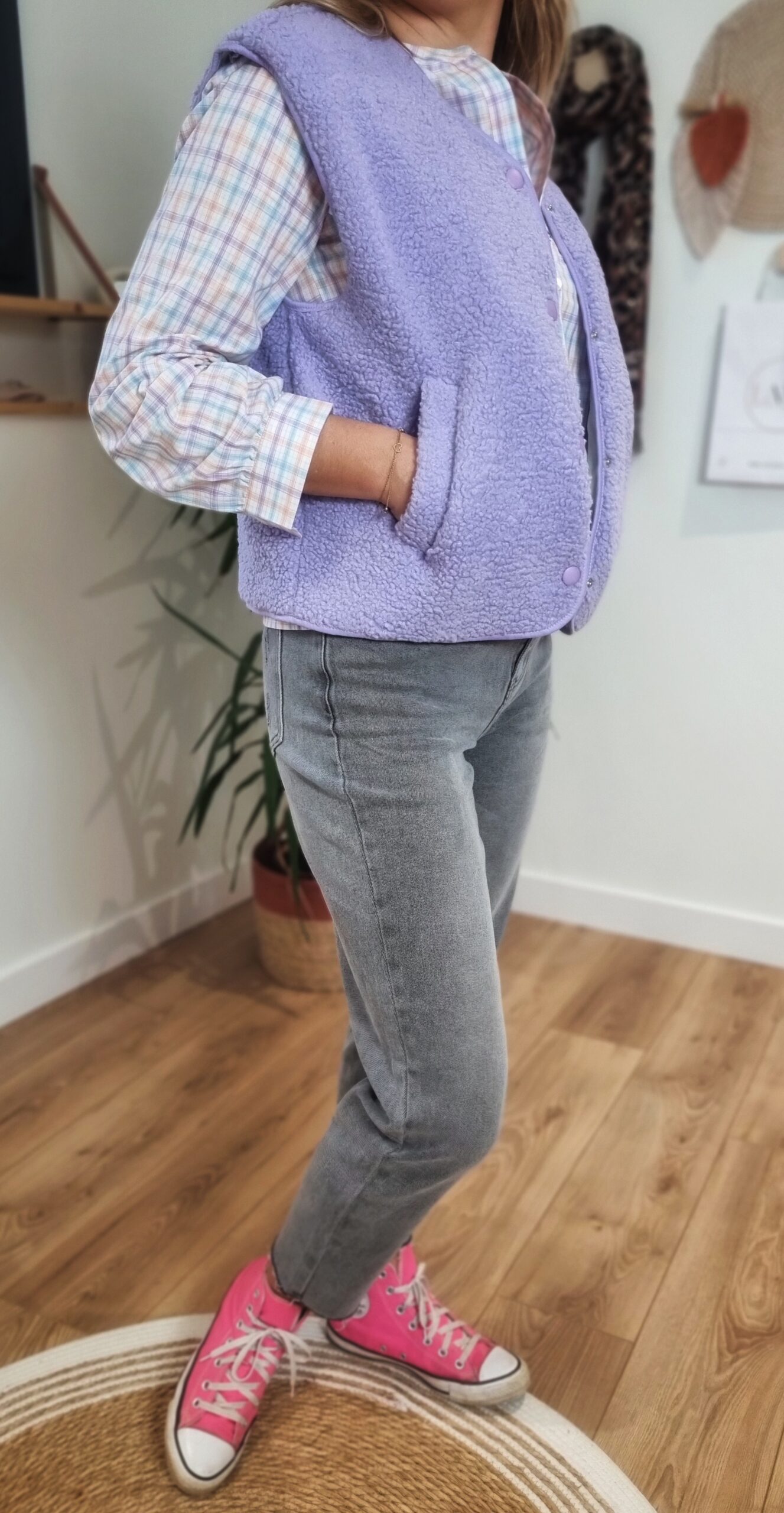 Jean gris femme coupe droite vue de profil