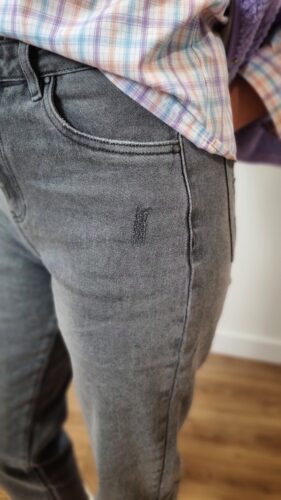 Détail effet usé du denim du jean gris femme