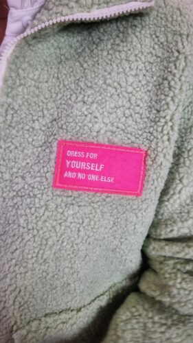 Détail du patch décoratif sur la veste sherpa femme