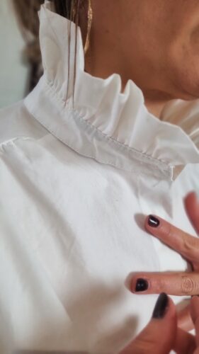 Détail du col montant volanté de la chemise blanche femme