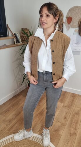 Chemise blanche femme à col montant volanté portée avec un jean