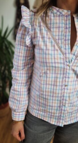 Détail dentelle ajourée sur chemise femme à carreaux pastel