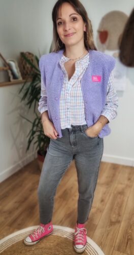Chemise à carreaux pastel femme portée avec un jean gris
