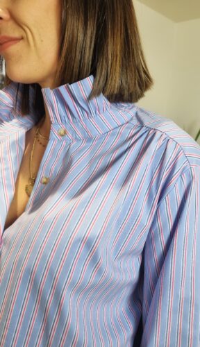 Détail col volanté chemise rayée bleue femme