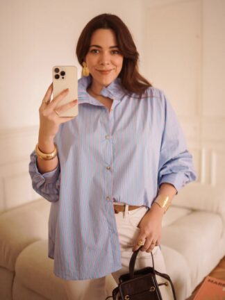 Chemise rayée bleue femme portée avec pantalon pour un look chic décontracté