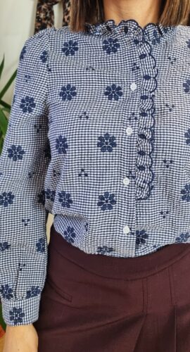 Détail des volants sur la patte de boutonnage de la chemise vichy femme