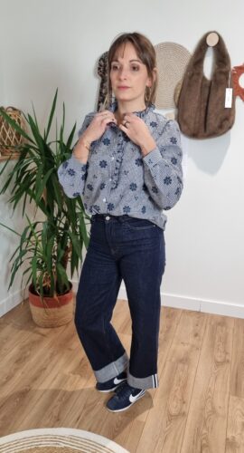 Chemise vichy femme fleurie portée en look casual chic