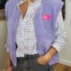 Gilet sans manches femme lilas en sherpa porté avec chemise et jean