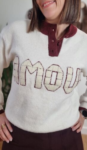 Pull écru femme brodé amour porté de face