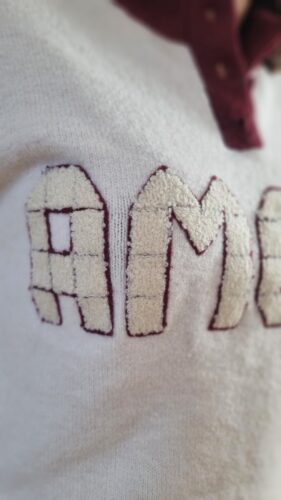 Détail broderie amour pull écru femme