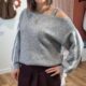 Pull gris femme élégant porté en boutique
