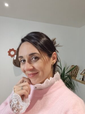 Pull rose femme manches longues porté de face