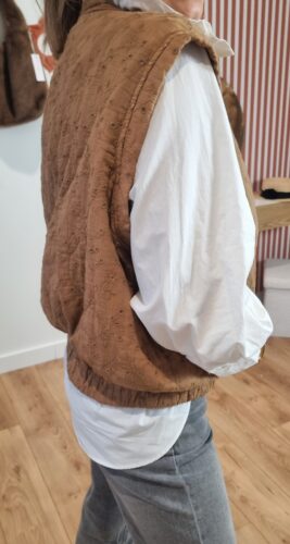 Vue de côté de la veste sans manches femme brodée camel