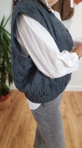 Vue de côté de la veste sans manches femme brodée anthracite