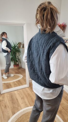 Vue dos de la veste sans manches femme brodée anthracite