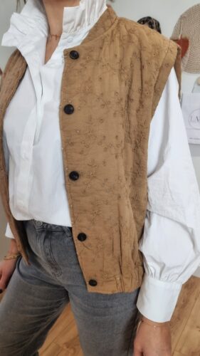 Détail des boutons de la veste sans manches femme camel