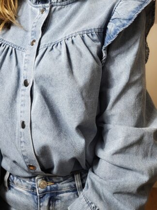 Détail col volanté et empiècement froncé chemise denim femme