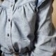 Détail col volanté et empiècement froncé chemise denim femme