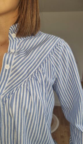 Détail plastron en V rayures inversées chemise bleue femme