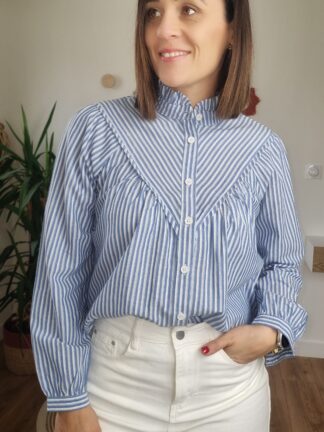 Chemise rayée bleue femme col volanté et plastron en V vue de face