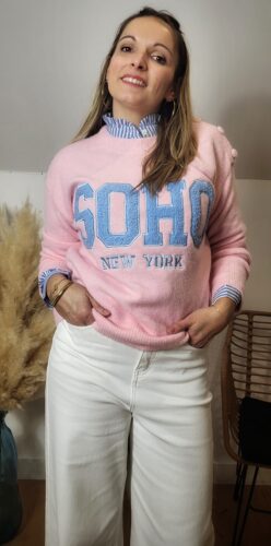 Chemise rayée bleue femme portée sous pull avec col apparent