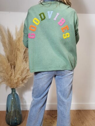 Gilet femme vert sauge good vibes porté avec jean large
