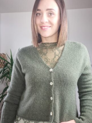 Gilet femme vert kaki en maille douce porté avec top dentelle