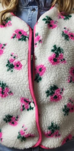 Détail moumoute imprimé fleurs rose gilet sans manches femme
