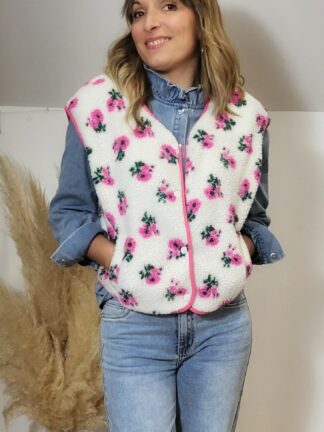 Gilet sans manches moumoute fleurs rose femme porté mains dans les poches