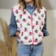 Gilet sans manches moumoute fleurs rose femme porté mains dans les poches