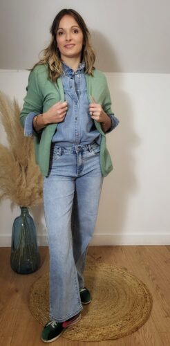 Jean wide leg bleu clair femme porté avec cardigan vert