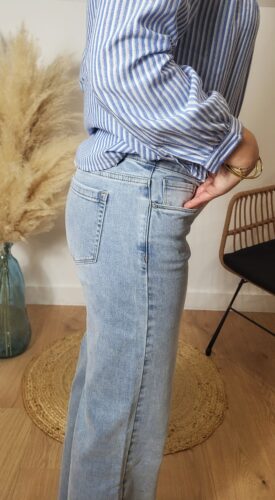Jean wide leg bleu clair femme coupe large vue de profil