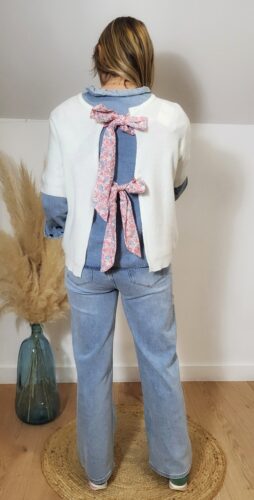 Pull femme écru dos ouvert avec nœuds fleuris porté avec jean
