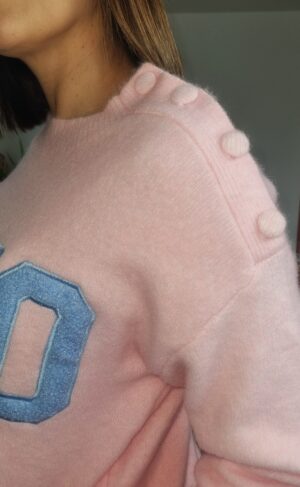 Boutons décoratifs épaule pull femme rose