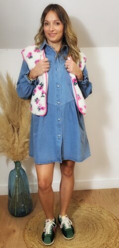Robe chemise denim bleu clair femme portée avec gilet sans manches