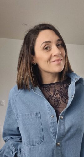 Top dentelle femme bleu marine porté sous chemise en jean