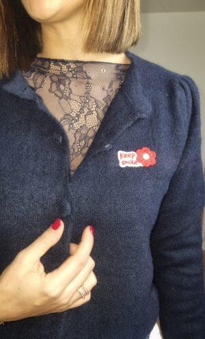 Détail dentelle florale top femme bleu marine