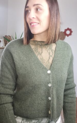 Top dentelle femme vert kaki porté sous gilet avec col visible