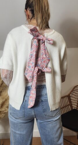 Top femme dentelle écru porté sous pull vue de dos